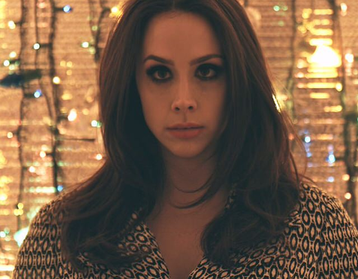 Озабоченная сучка с обалденными глазами пришла за жестким красивым сексом и получила его