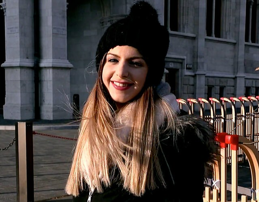 Симпатичная британка с большой грудью хорошо сосет и соглашается на секс с незнакомцем