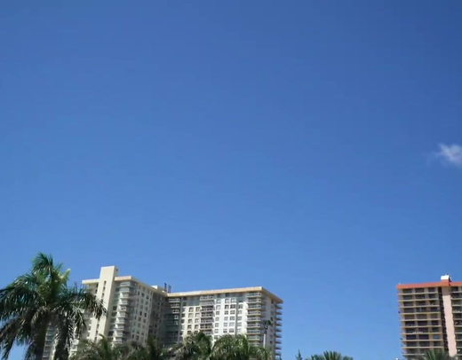 Брюнетка с внушительными формами и большими сиськами ебется за деньги