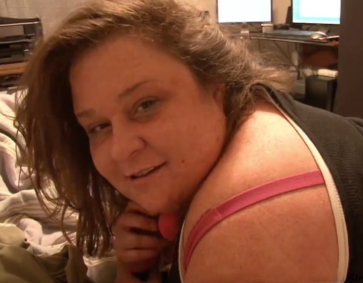 Не все бы рискнули прочистить дымоход такой страшной зрелой толстушке