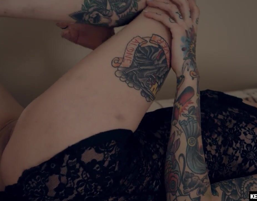 Мужик красиво ебет молодую студентку  да так что она дрожит от оргазма