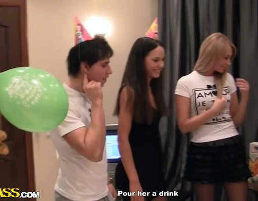 Минет и немного женских шалостей на студенческой вечеринке с русской молодежью