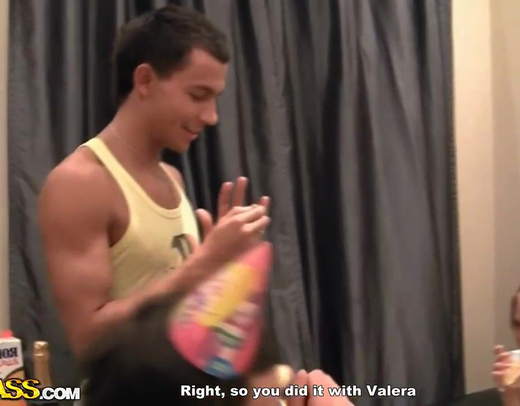 Минет и немного женских шалостей на студенческой вечеринке с русской молодежью