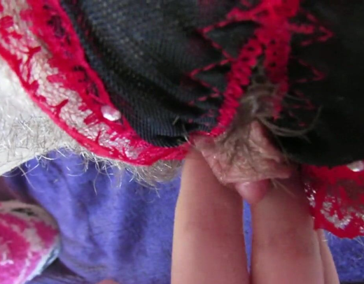 Реальный женский клитор вблизи, да еще и между трусиков из секс шопа