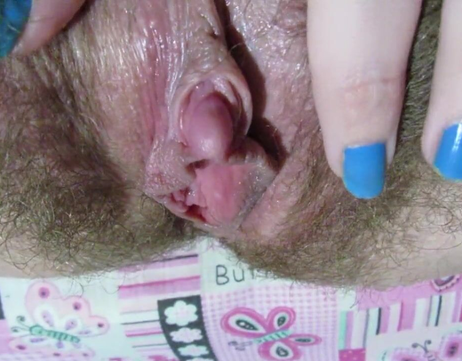Волосатая пизда и клитор мастурбирующей телки - крупным планом