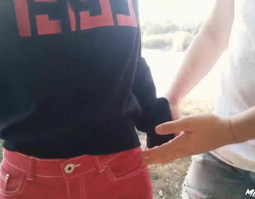 Молодые русские ребята занимаются сексом на природе