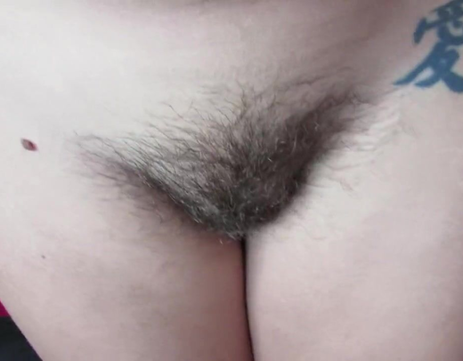 Пышка с волосатой мандой показывает лобок и набухший клтор