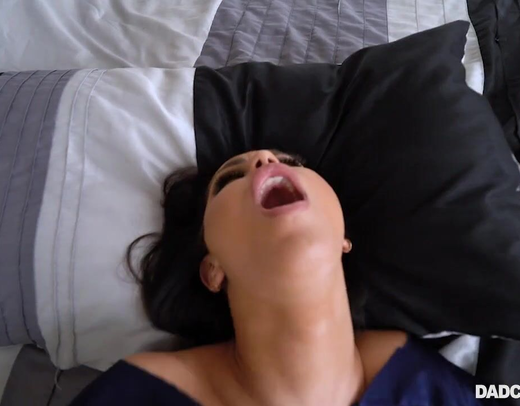 Сводный брат развел на интим соблазнительную брюнетку