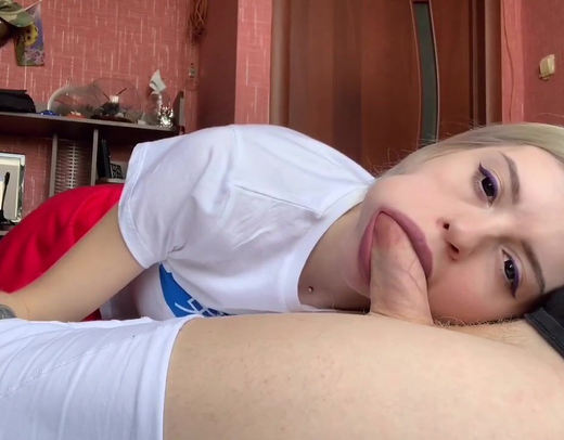 Молодая шмара жадно точит большой хуй накаченными губами